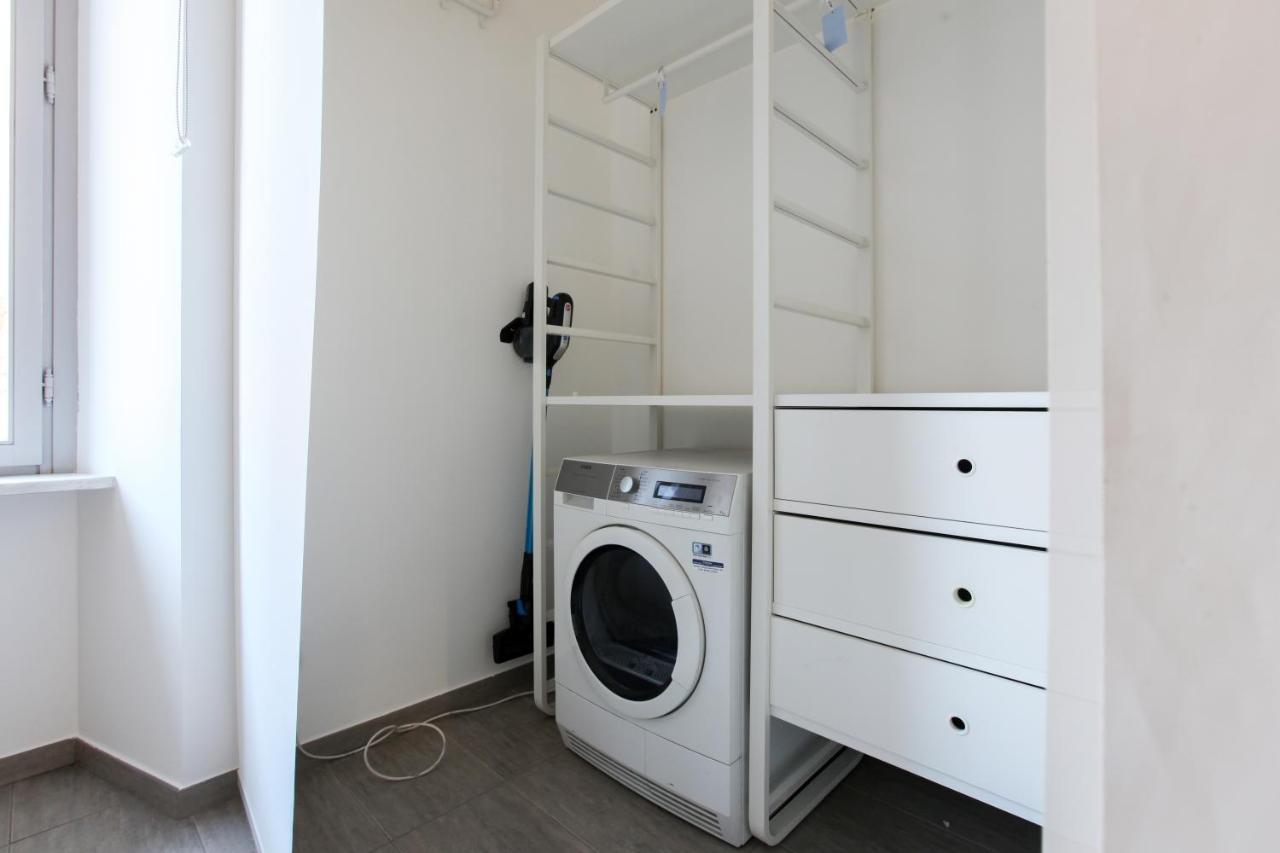 Modern Apartment Close To Shopping District Милано Екстериор снимка